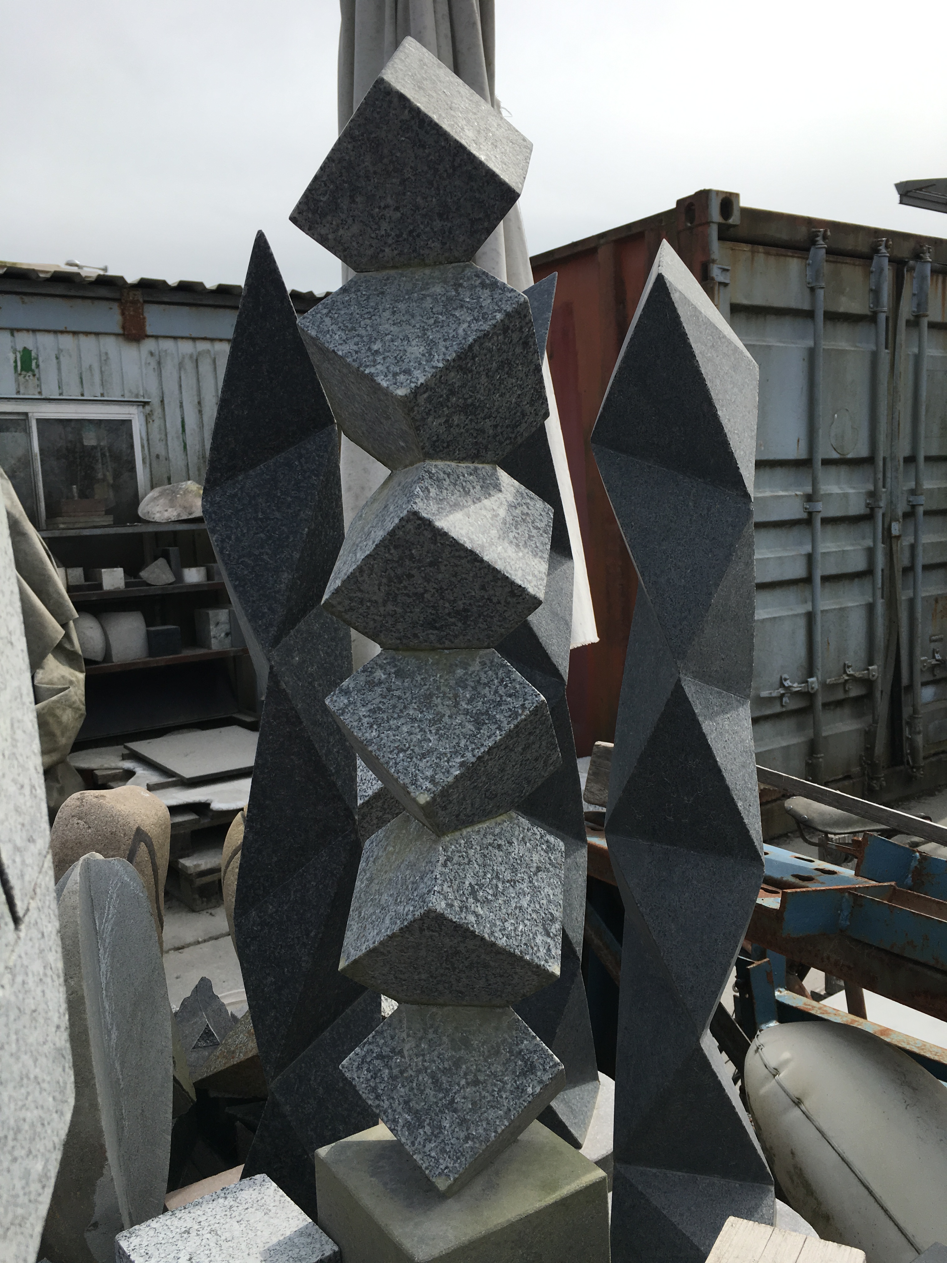 Gestapelde kubussen graniet h 80cm
