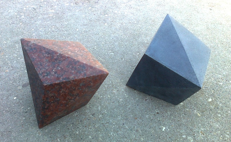 GERARD-HOWELER_Stekelig tastobject graniet h ca 15cm